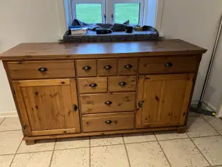 Skænk i bejdset fyrtræ