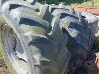 BKT 480/70R28  Prisen er for 2 stk. 1 stk. dæk holder ikke luft.