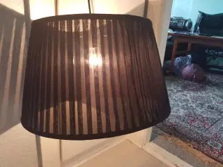 loftslampe, sort farve plisse skærm