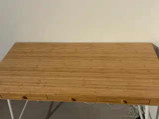 Ikea skrivebord.