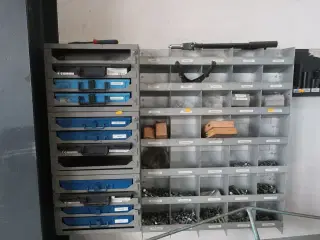 2 stk. sortimentsreoler med indhold