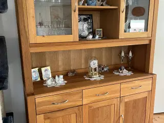 Skænk med overskab der kan deles i 2 dele