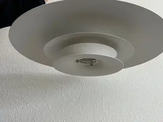 Flot hvid spisebordslampe