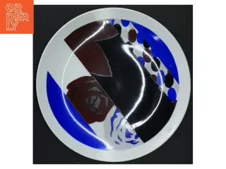 Kunstnerisk porcelænstallerken fra Gyrr Og Gæster (str. 24 cm i diameter)