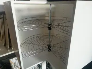 Ikea: 2 hjørneskabe 90 x 90 x h: 70 med karrusel