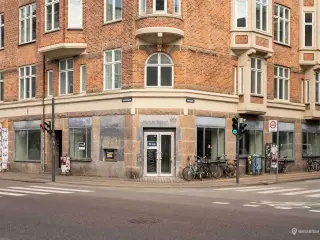 Butik med god facade eksponering på Nørrebrogade - Eftertragtet hjørnelejemål.