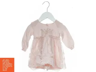 Babykjole med blonde detaljer fra Caramell (str. 68)