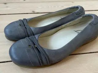 Lofina ballerinasko i gråt kalveskind