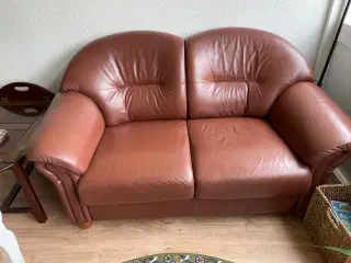 To personers sofa i cognac farvet læder 
