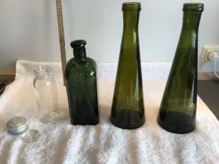 Antikke flasker  Med sjov hældetud. særligt låg