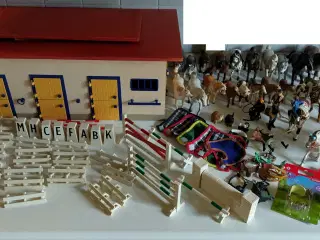 Schleich hestestald med masser af tilbehør
