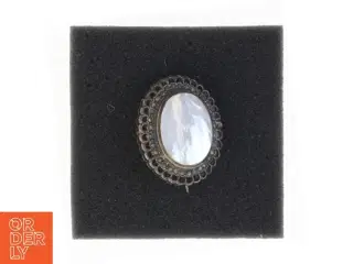 Vintage sølvfarvet broche med perlemorseffekt (str. 3,5 x 3 cm)