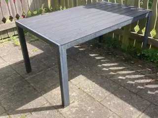 Havebord i sort kunsttræ