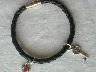 Armbånd m. charms