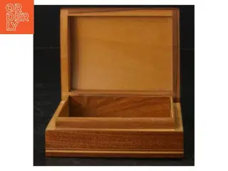 Indgraveret trææske (str. 11x9 cm)