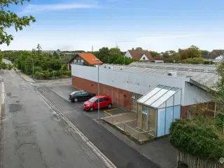 Stor-butik ved byens bedste indfaldsvej