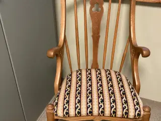 Egetræs stol med broderet sæde 