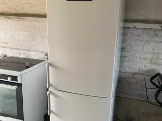 Pænt køle-fryseskab med masser af plads.