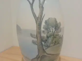 Vase med træ ved sø 