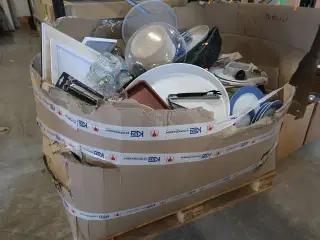 Palle med tallerkener, skåle, glas, fade m.m.