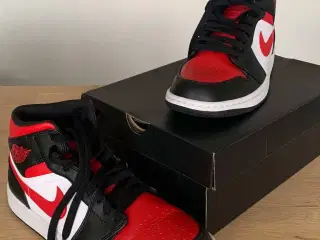 Air Jordan 1 Mid Black Fire Red
