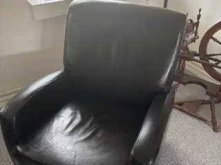Lædersofa og matchende stol. Chesterfiels-look