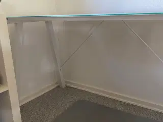Skrivebord med glasplade 