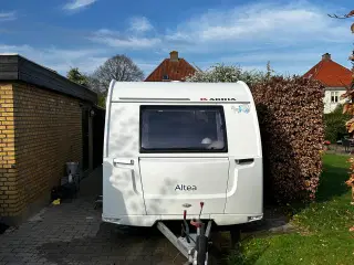 Adria Altea med køjer og mover 