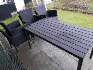 Havemøbler: bord + 6 stole inkl hynder 