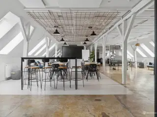 Kontorlejemål med rå detaljer og moderne faciliteter - tæt på Islands Brygge metrostation.