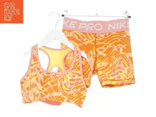 Sports top og shorts fra Nike (str. 146)