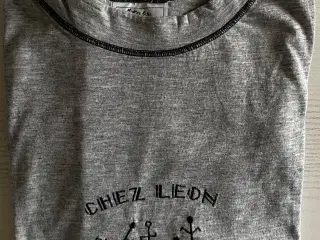 T-shirt, Chez Leon