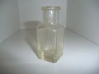 gammel mundpustet flaske i klar glas