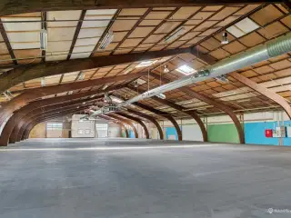 Lager til leje i Glostrup med høj loftshøjde og porte samt central placering nær Ring 3 og E45