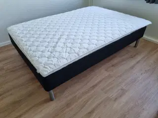 Seng 140×200 med gode tilbehør