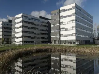 I denne moderne flerbrugerejendom udbydes lyse og indbydende kontorlejemål i varierende størrelser der passer perfekt til virksomheder i alle størrelser