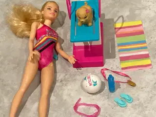Barbie svømmer