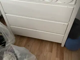 Gratis.. hvid massiv træ kommode..h 98 cm b94cm 4 