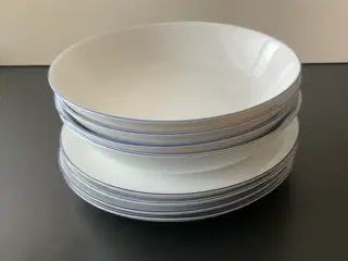 8 atelier tallerkener i hvid porcelæn med blå kant