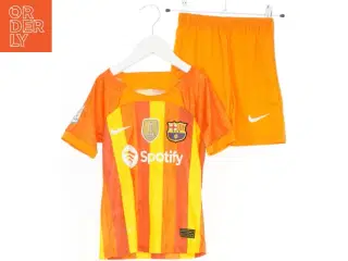 FC Barcelona Børne Fodboldtrøje og Shorts fra Nike (str. 110)