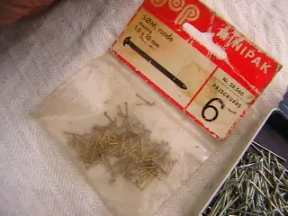Blandet lot: Messing søm, små kroge m.m. 