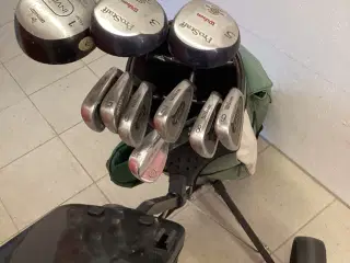 Golfsæt m. Vogn, Bag køller og jern klar til spil