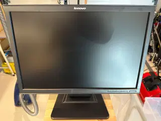 24” Lenovo skærm.