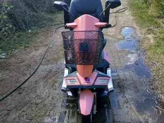 Fed lyserød el scooter 