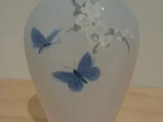Vase i porcelæn 