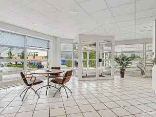 Lyst kontorlejemål i attraktiv ejendom centralt i Rødovre - 15 p-pladser og få minutters kørsel til motorvejsnettet.