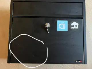Postkasse aldrig sat op - se ridse på billede 