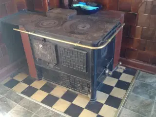 Ældre brændekomfur