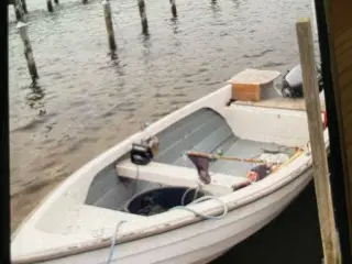 båd 5,5 meter på ny træler 8 hk yamaha GPS
