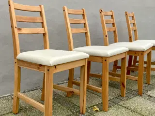 4 stole Massiv fyrretræ. Lyst vaskbar betræk